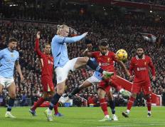 IM体育注册链接-曼联主场惜败，利物浦逆转击败对手，英超争冠格局仍未确定的简单介绍