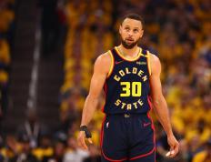 IM体育官方网站-比赛中球员传球失误，导致失分