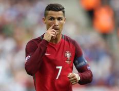 IM体育官方网站-绿茵场上的双重奏，瑞士铁壁对阵澳洲风暴，姆巴佩在远方刷新传奇