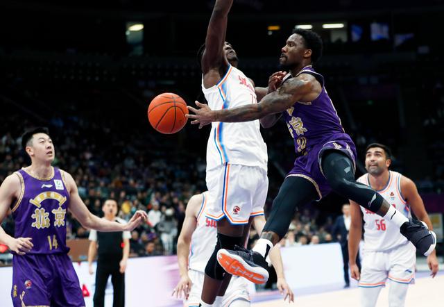 IM体育官方网站-比赛中球员传球失误，导致失分