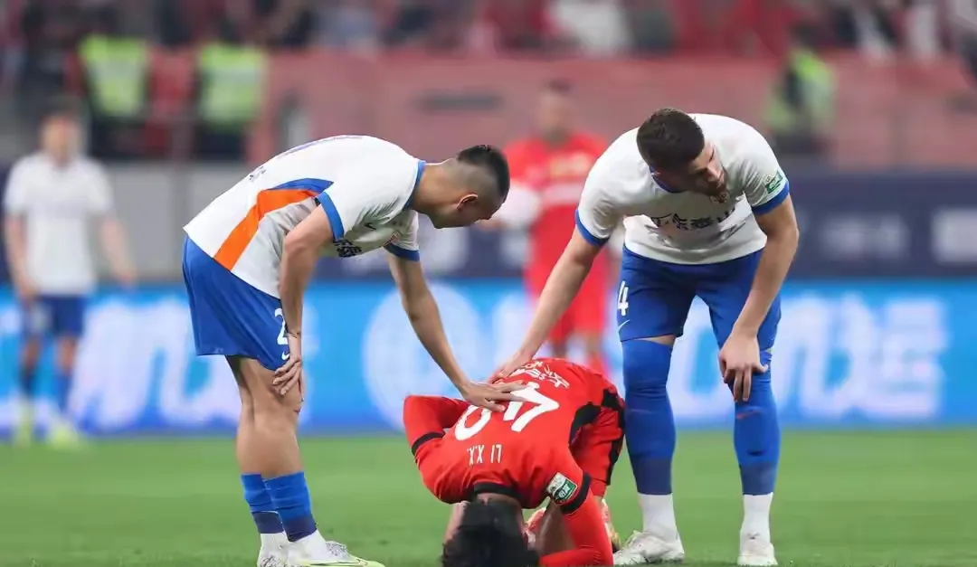 IM体育官方网-火药味十足：球场上的激烈比拼的简单介绍