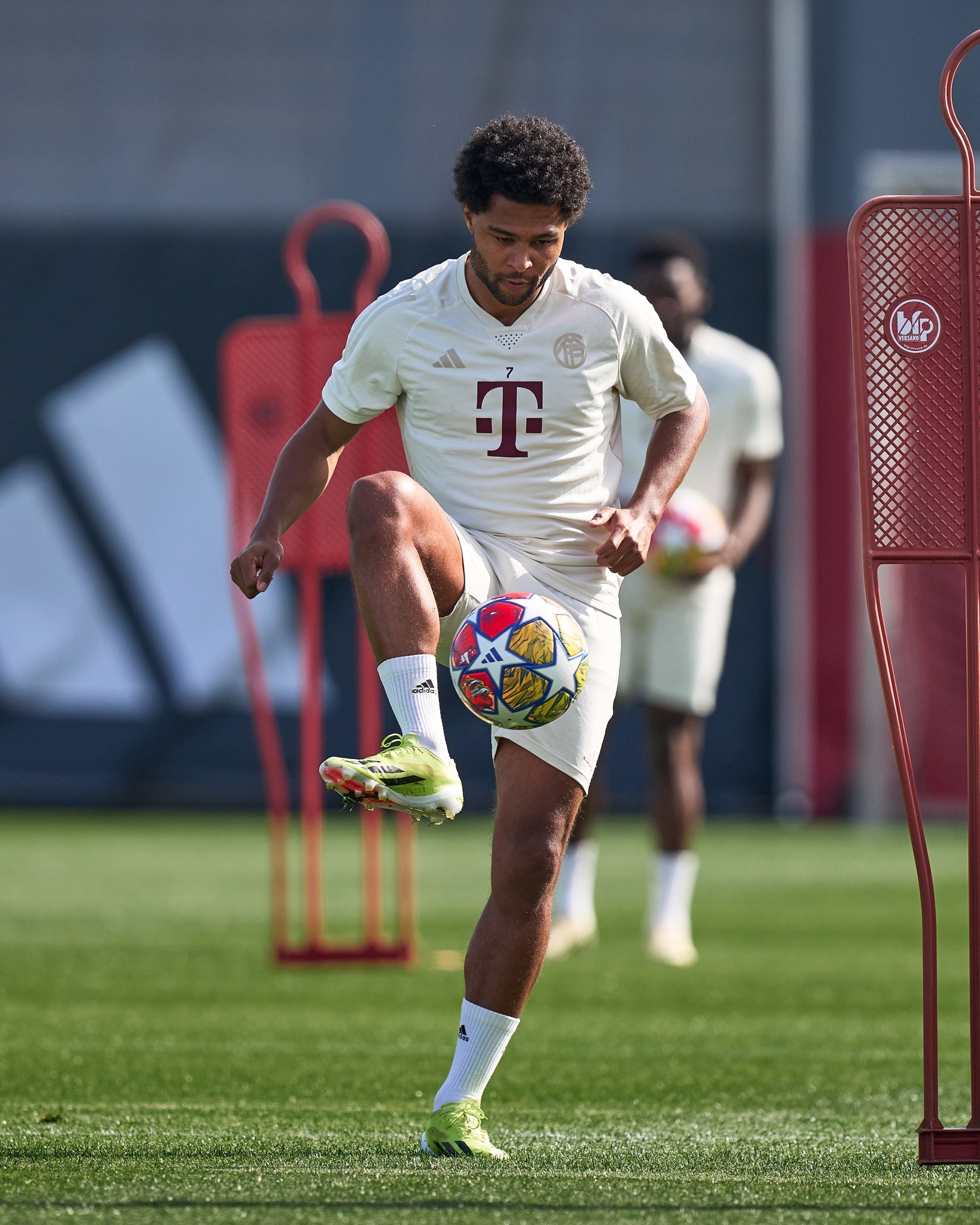 IM体育平台-包含拜仁横扫马德里竞技，拉什福德点燃赛场的词条