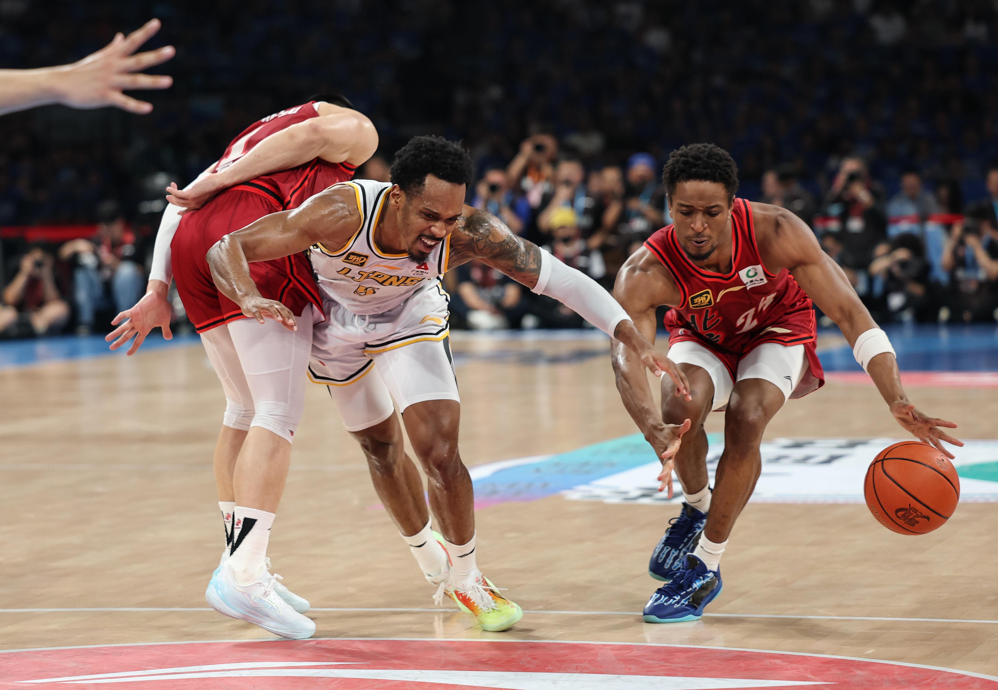 IM体育官方平台-关于福建队险胜吉林队,西亚卡姆点燃赛场的信息